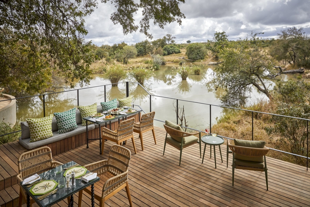 Outdoor dining at Malewane Lodge.